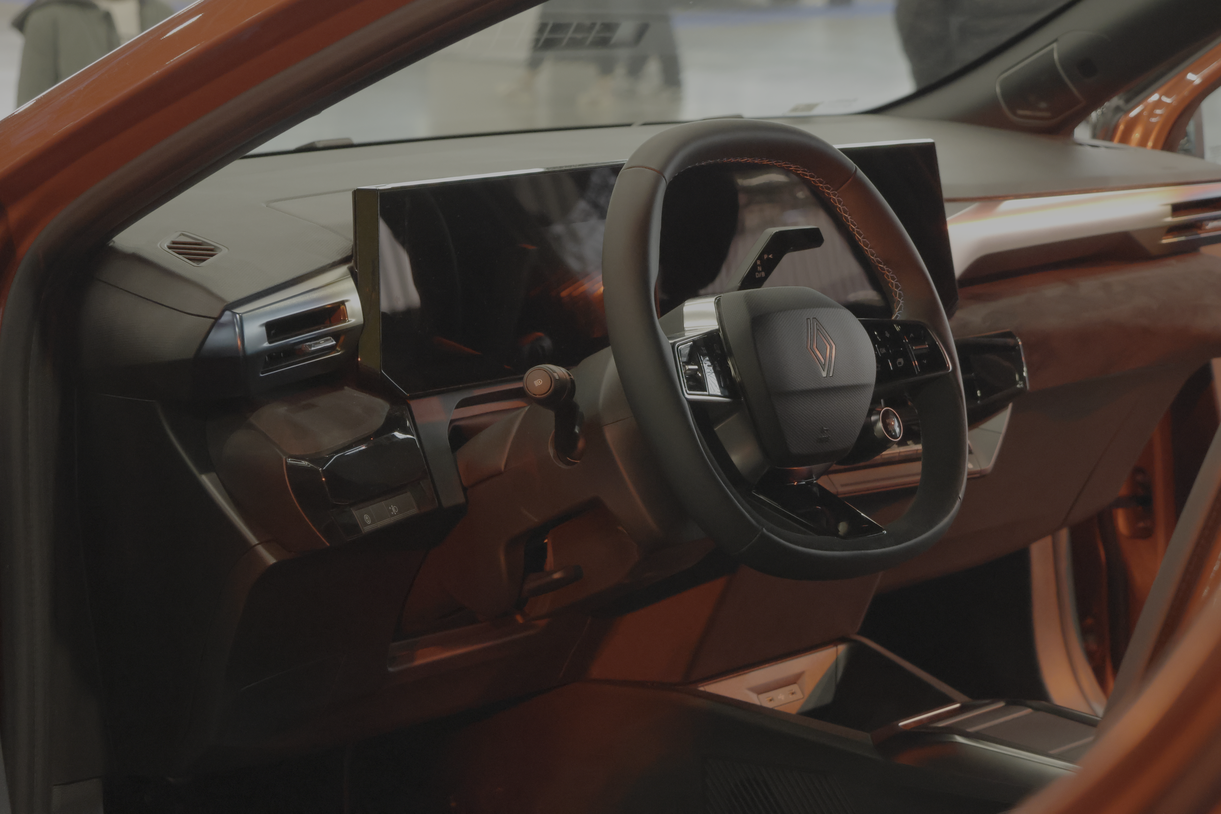 Détail d’un habitacle automobile aux sièges et au volant rouges