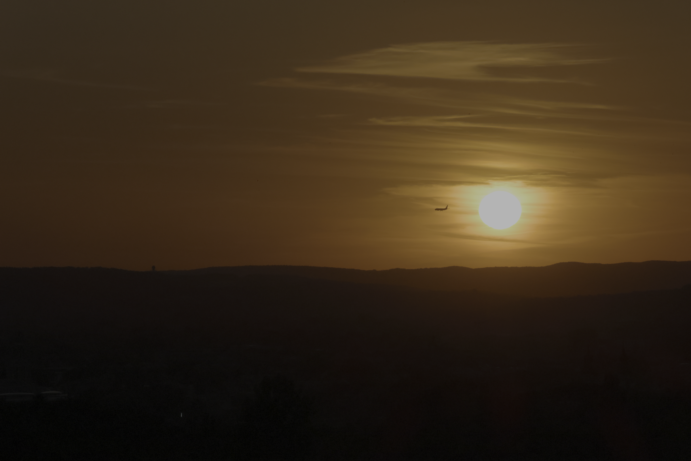 Soleil couchant au-dessus d’un horizon en silhouette