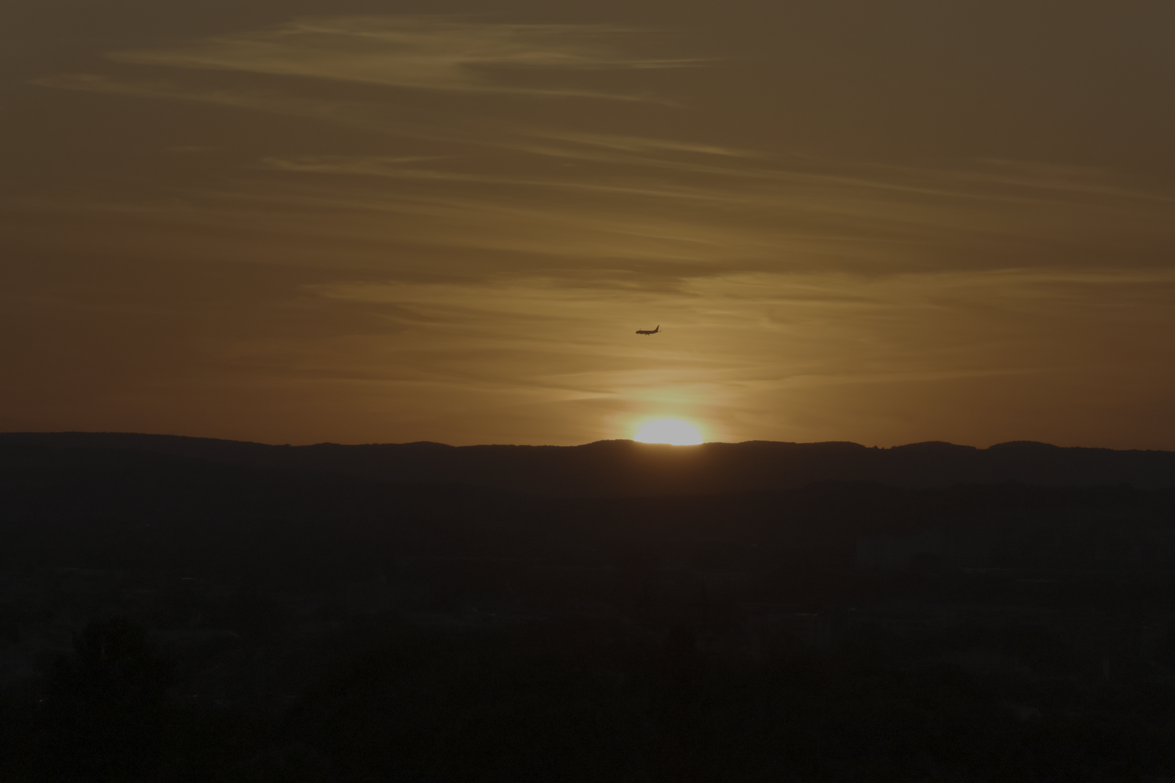 Dernières lumières dorées du soleil sur l’horizon