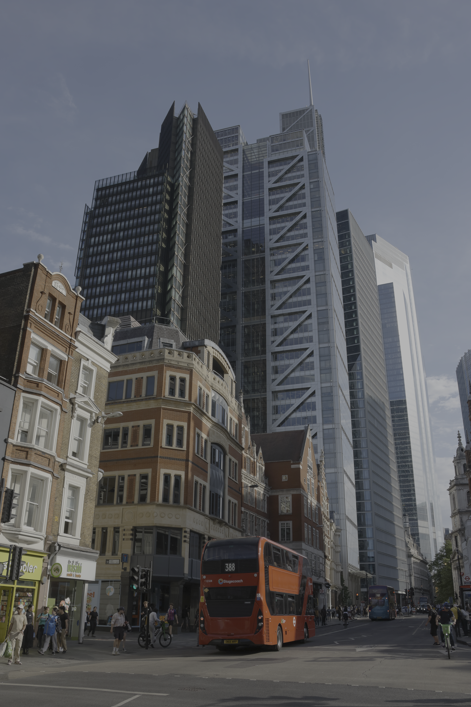 Façades anciennes, immeubles modernes et autobus dans une rue