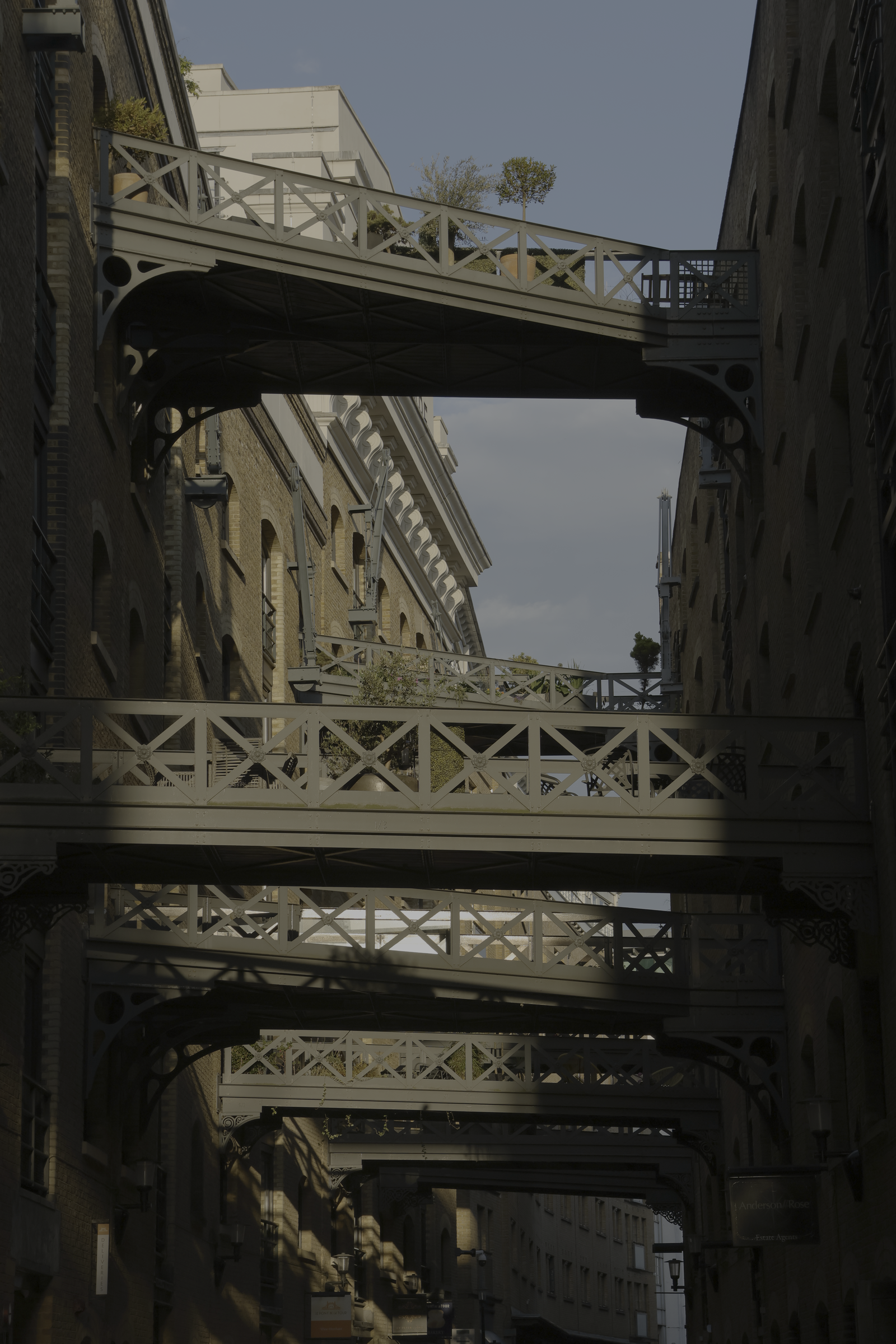 Passerelles métalliques suspendues entre deux façades
