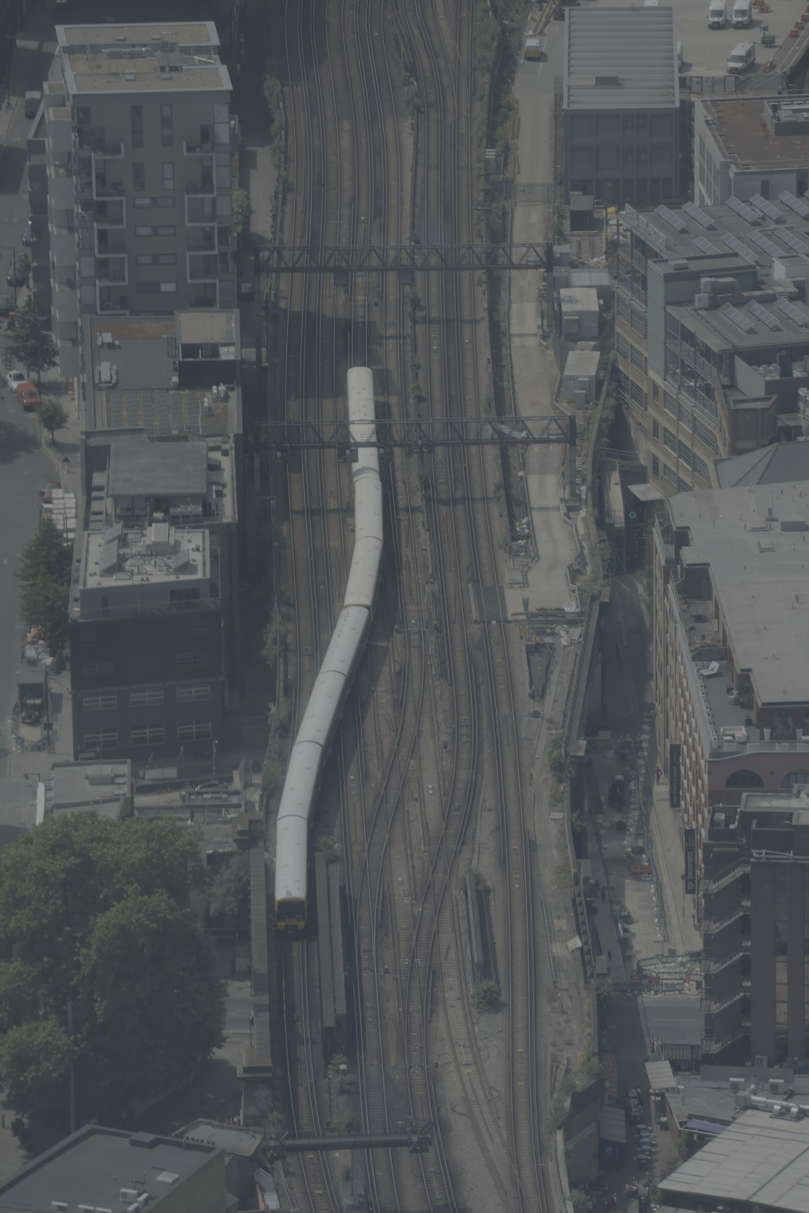 Rue et circulation vues depuis un point de vue élevé